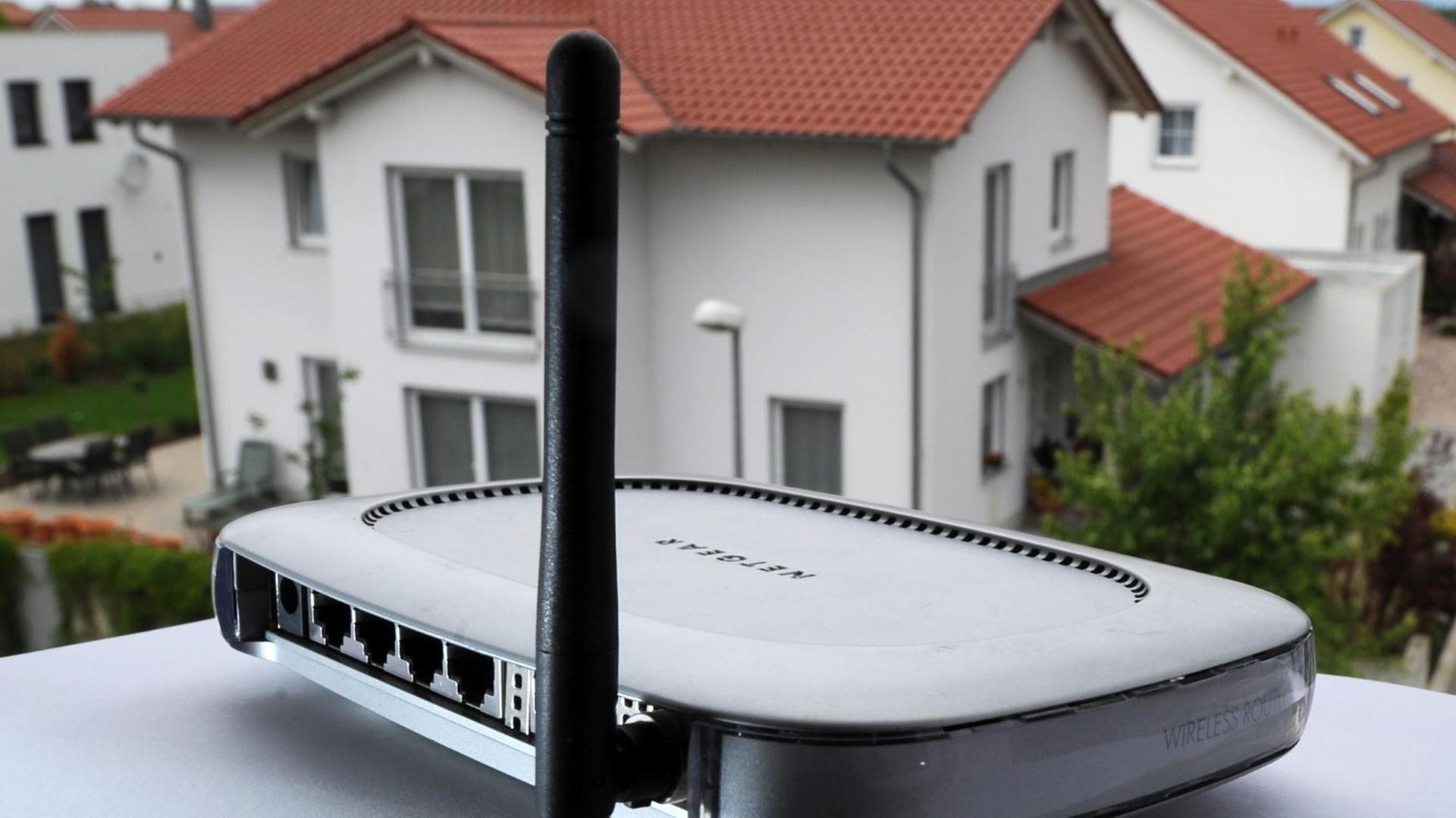 Ein WLAN-Router steht vor einem Haus in Straubing Ein WLAN-Router steht vor einem Haus in Straubing