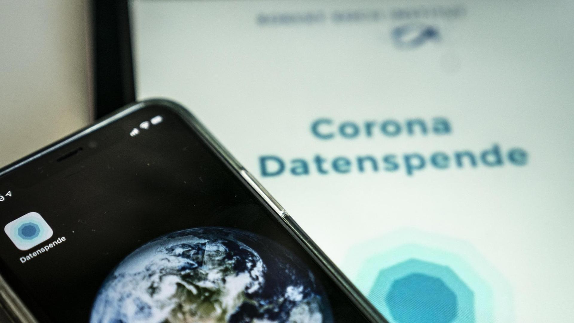 Symbolfoto zur neuen Datenspende-App des Robert Koch Instituts: Ein Tablet und ein Smartphone mit der geöffneten App auf dem Bildschirm liegen nebeneinander. Symbolfoto zur neuen Datenspende-App des Robert Koch Instituts: Ein Tablet und ein Smartphone mit der geöffneten App auf dem Bildschirm liegen nebeneinander.