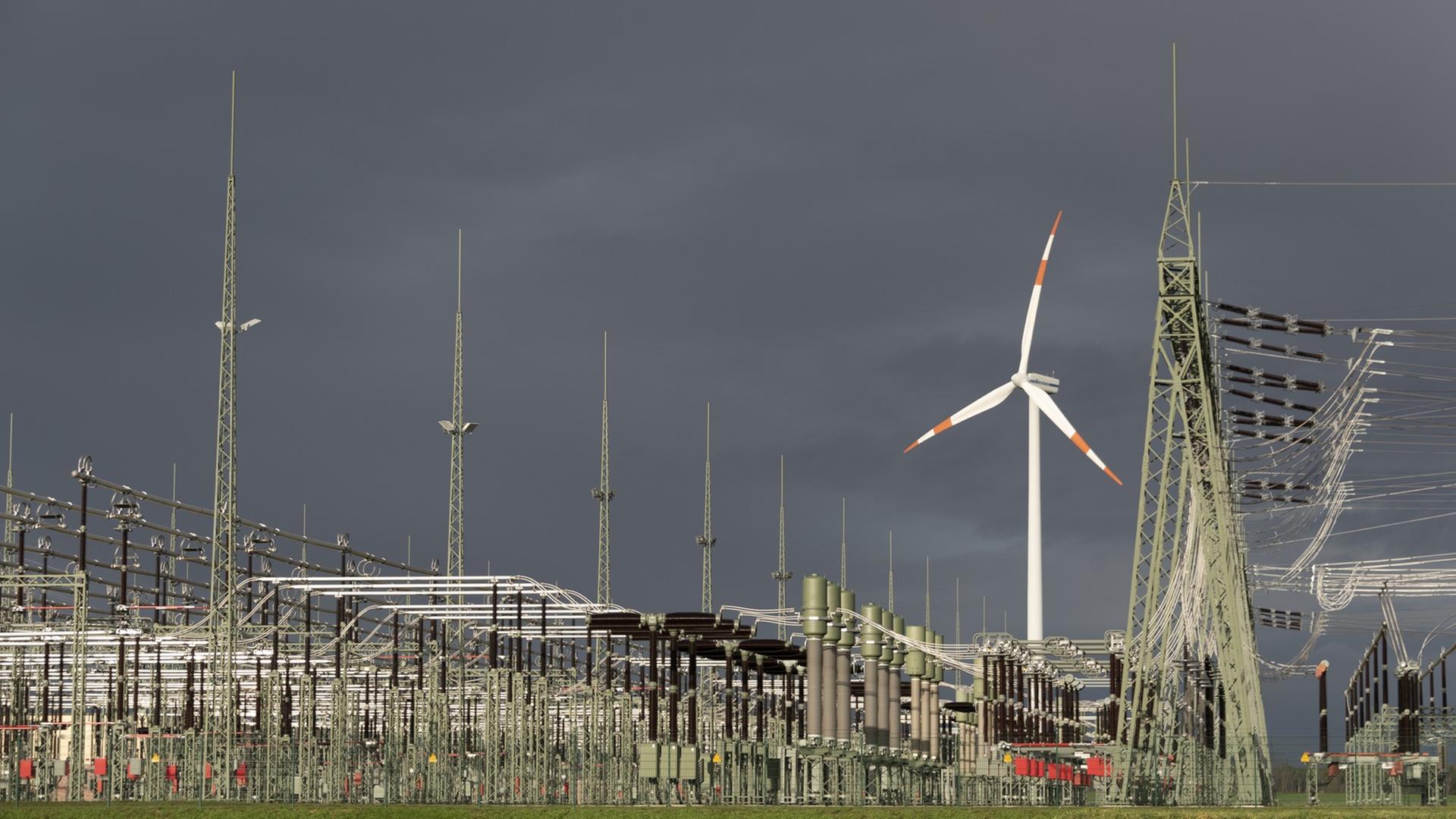 Eine dunkle Regenwand steht über dem Umspannwerk Wolmirstedt. Eine dunkle Regenwand steht über dem Umspannwerk Wolmirstedt.