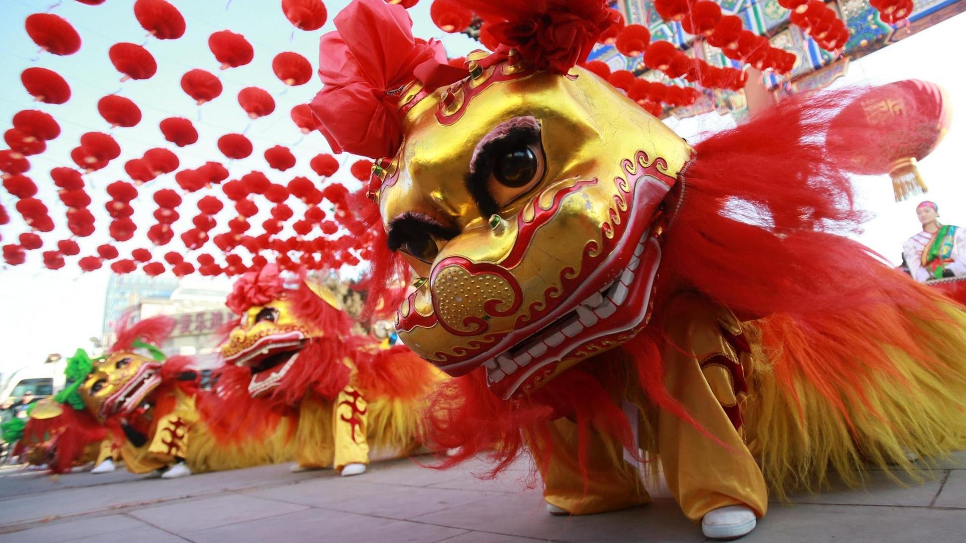 Der traditionelle Löwentanz zum chinesischen Neujahr soll Glück bringen und böse Geister vertreiben Der traditionelle Löwentanz zum chinesischen Neujahr soll Glück bringen und böse Geister vertreiben