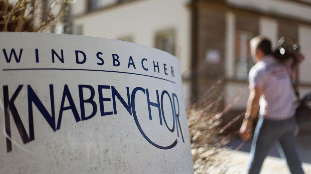  "Windsbacher Knabenchor" ist am Freitag (26.03.2010) in Windsbach (Mittelfranken) auf einem Schild zu lesen.