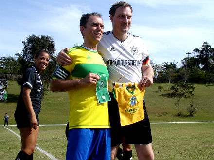 Der brasilianische Drehbuchautor und Karikaturist Custódio Rosa (l.) und der deutsche Dramatiker Christoph Nußbaumeder beim Spiel der Autorennationalmannschaften (Fußball) in Brasilien. Der brasilianische Drehbuchautor und Karikaturist Custódio Rosa (l.) und der deutsche Dramatiker Christoph Nußbaumeder beim Spiel der Autorennationalmannschaften (Fußball) in Brasilien.