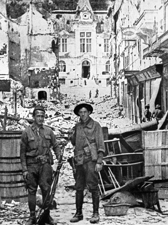 US-Soldaten während des Ersten Weltkriegs 1918 in Chateau-Thierry, Frankreich US-Soldaten während des Ersten Weltkriegs 1918 in Chateau-Thierry, Frankreich