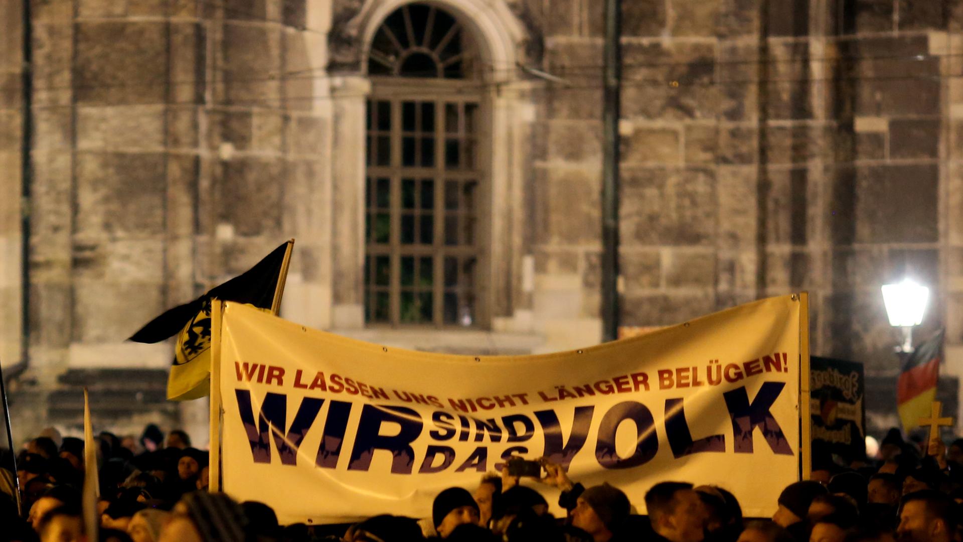 Pegida-Demonstranten halten ein Tranparent hoch, auf dem "Wir sind das Volk" steht. Pegida-Demonstranten halten ein Tranparent hoch, auf dem "Wir sind das Volk" steht.