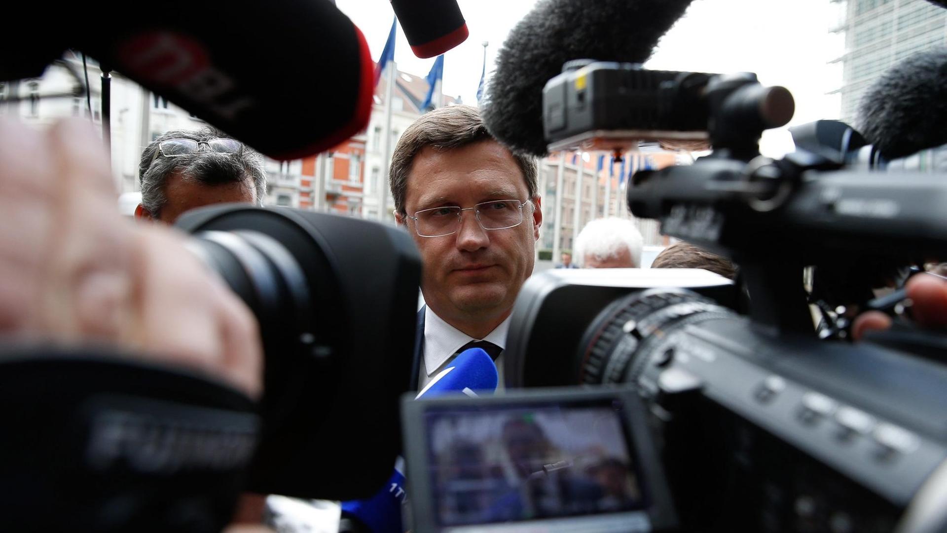 Kameras und Fotoapparate sind auf den russischen Energieminister Alexander Novak beim Treffen mit seinem ukrainischen Amtskollegen in Brüssel gerichtet. Kameras und Fotoapparate sind auf den russischen Energieminister Alexander Novak beim Treffen mit seinem ukrainischen Amtskollegen in Brüssel gerichtet.