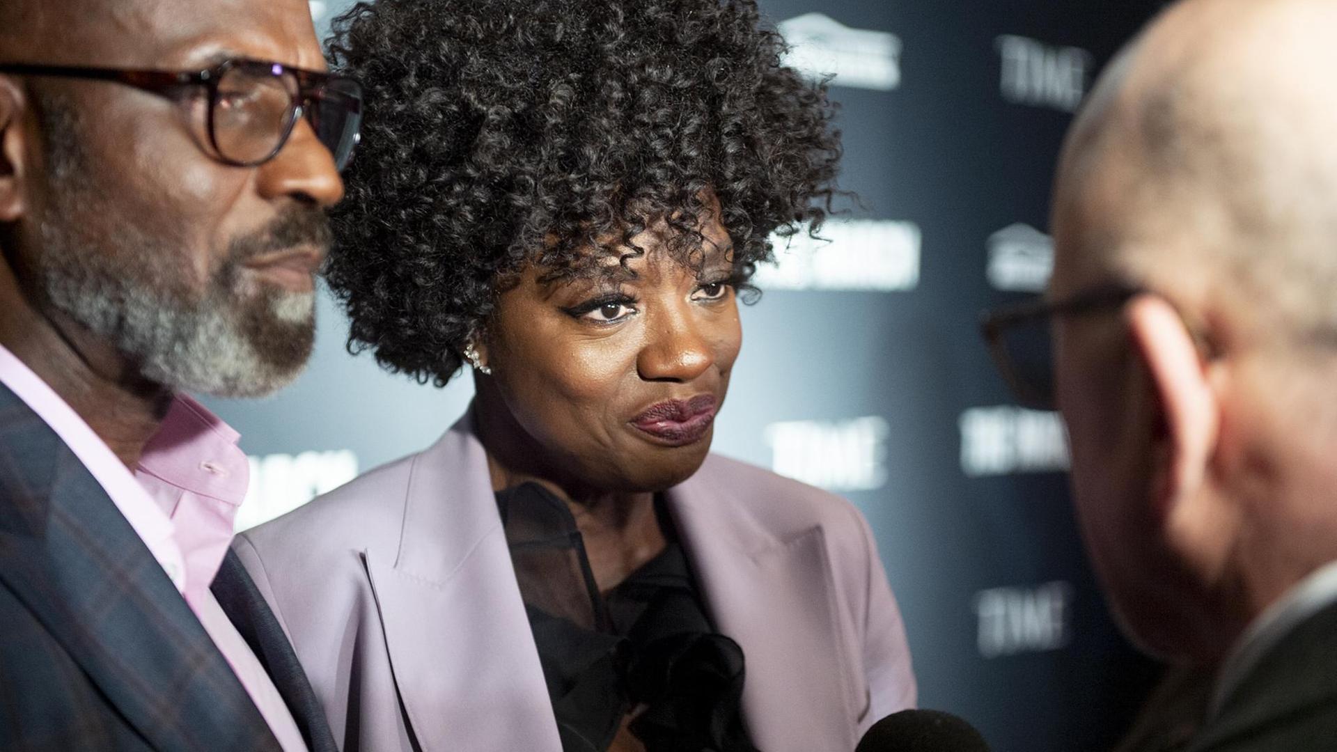 Viola Davis trägt einen fliederfarbenen Blazer und gibt ein Interview. Viola Davis trägt einen fliederfarbenen Blazer und gibt ein Interview.