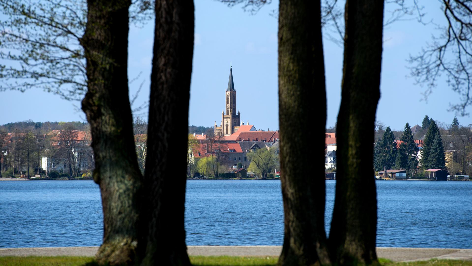 Blick über den Schwedtsee auf Fürstenberg in Brandenburg mit der evangelischen Kirche, fotografiert 2015 Blick über den Schwedtsee auf Fürstenberg in Brandenburg mit der evangelischen Kirche, fotografiert 2015