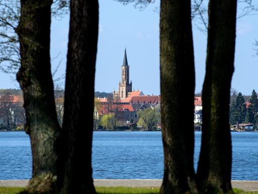 Blick über den Schwedtsee auf Fürstenberg in Brandenburg mit der evangelischen Kirche, fotografiert 2015