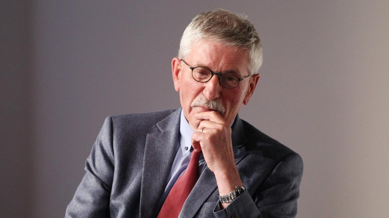 Porträt von Thilo Sarrazin bei einer Lesung in Erfurt. Er wirkt nachdenklich. Porträt von Thilo Sarrazin bei einer Lesung in Erfurt. Er wirkt nachdenklich.