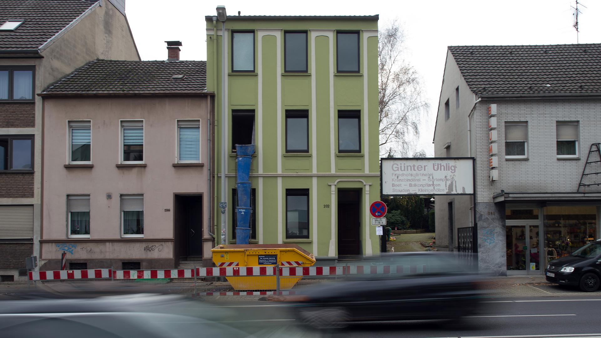 Ein Bauschutt-Container steht am 06.11.2014 in Mönchengladbach vor dem Geburtshaus von Joseph Goebbels. Der für seine verstörenden Raumskulpturen bekannte Künstler Gregor Schneider hat das Geburtshaus des Nazi-Propagandaministers Joseph Goebbels entkernen lassen und will den Schutt in Warschau ausstellen. Ein Bauschutt-Container steht am 06.11.2014 in Mönchengladbach vor dem Geburtshaus von Joseph Goebbels. Der für seine verstörenden Raumskulpturen bekannte Künstler Gregor Schneider hat das Geburtshaus des Nazi-Propagandaministers Joseph Goebbels entkernen lassen und will den Schutt in Warschau ausstellen.