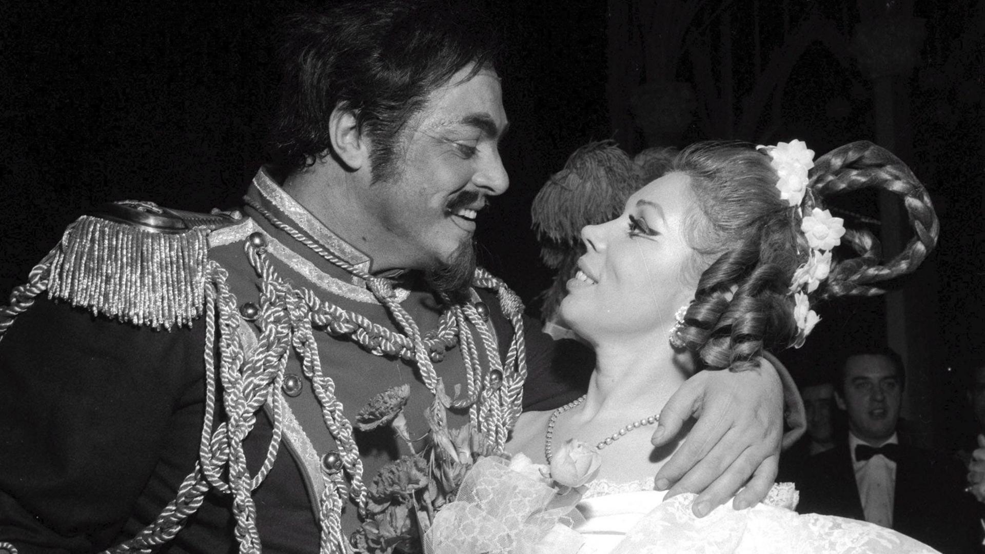 Undatiertes Foto der italienischen Sopranistin Mirella Freni und des Tenors Luciano Pavarotti bei der Inszenierung von Donizettis "La Fille du régiment" an der Mailänder Scala, vermutlich im Februar 1969 Undatiertes Foto der italienischen Sopranistin Mirella Freni und des Tenors Luciano Pavarotti bei der Inszenierung von Donizettis "La Fille du régiment" an der Mailänder Scala, vermutlich im Februar 1969