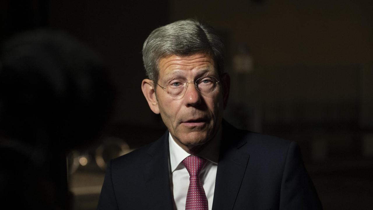 Bernhard Mattes, Präsident des Verbandes der Automobilindustrie, äußert sich nach dem Spitzentreffen zur Zukunft der Autoindustrie im Bundeskanzleramt am 24.06.2019 gegenüber Journalisten. Bernhard Mattes, Präsident des Verbandes der Automobilindustrie, äußert sich nach dem Spitzentreffen zur Zukunft der Autoindustrie im Bundeskanzleramt am 24.06.2019 gegenüber Journalisten.