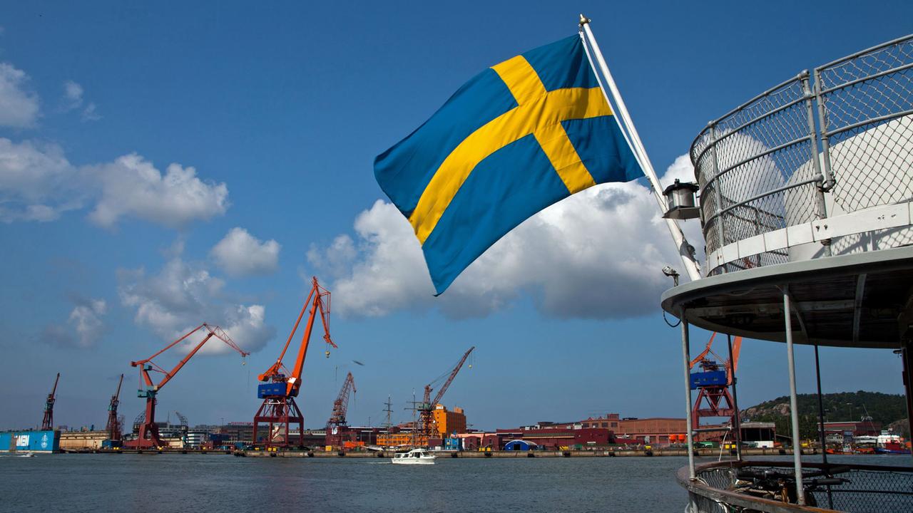 Eine schwedische Flagge im Hafen von Göteborg, aufgenommen am 31.07.2010. Eine schwedische Flagge im Hafen von Göteborg, aufgenommen am 31.07.2010.