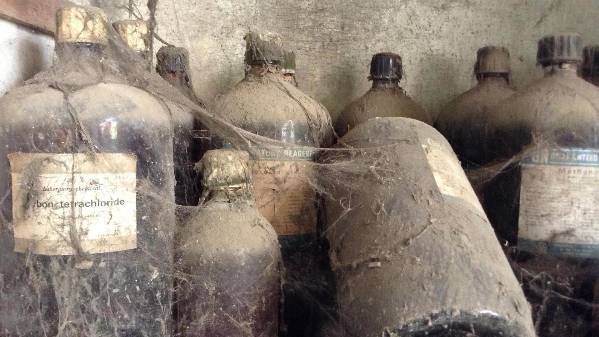 Verstaubte Behälter für Chemikalien stehen in der verlassenen Gasfabrik von Union Carbide (heute Dow Chemicals), aus der 1984 tödliches Gas entwich und zwischen 3.000 bis 25.000 Menschen tötete.
