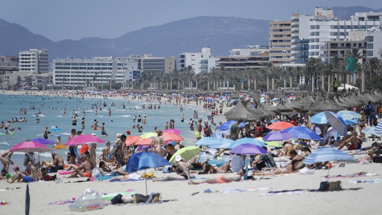 Touristen genießen am 9.7. die Sonne am Strand von Arenal, Mallorca. Touristen genießen am 9.7. die Sonne am Strand von Arenal, Mallorca.