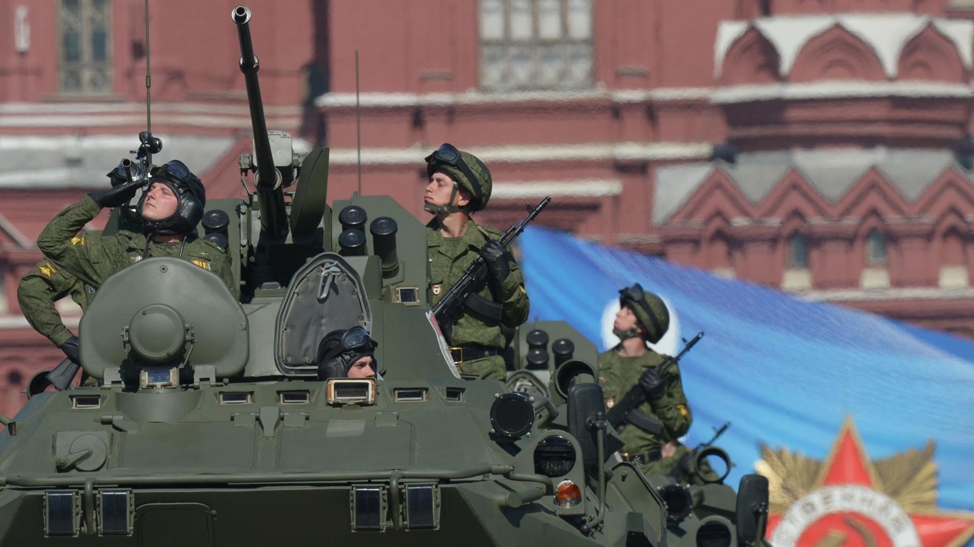 Russische Soldaten im Schützenpanzer vom Typ BTR-82-A