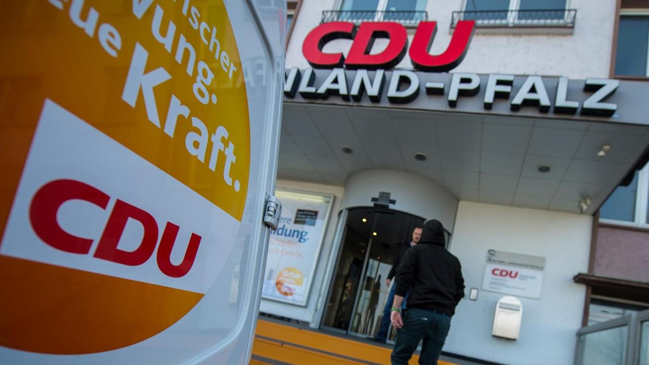 Eine Person geht die Treppe der Parteinzentrale der CDU Rheinland-Pfalz am 14.03.2016 in Mainz nach oben. Eine Person geht die Treppe der Parteinzentrale der CDU Rheinland-Pfalz am 14.03.2016 in Mainz nach oben.