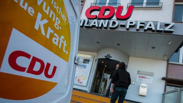 Eine Person geht die Treppe der Parteinzentrale der CDU Rheinland-Pfalz am 14.03.2016 in Mainz nach oben.
