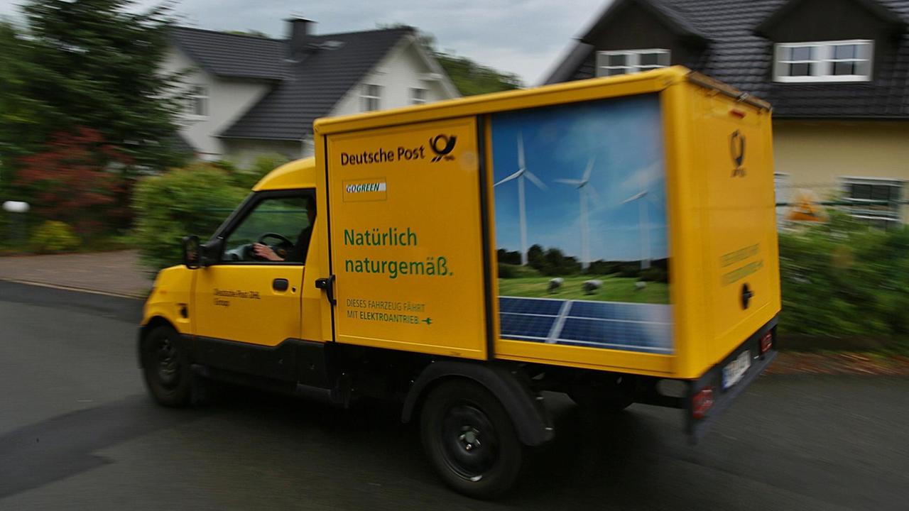 Ein Postzusteller fährt im Juni 2017 in nordrheinwestfälischen Königswinter mit dem Streetscooter durch eine Wohnsiedlung und stellt Paket und Briefe zu.