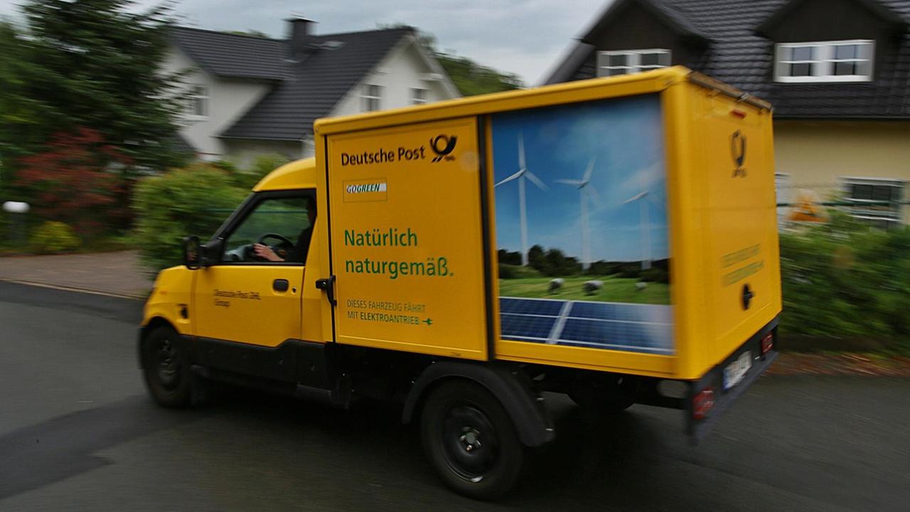 Ein Postzusteller fährt im Juni 2017 in nordrheinwestfälischen Königswinter mit dem Streetscooter durch eine Wohnsiedlung und stellt Paket und Briefe zu. Ein Postzusteller fährt im Juni 2017 in nordrheinwestfälischen Königswinter mit dem Streetscooter durch eine Wohnsiedlung und stellt Paket und Briefe zu.