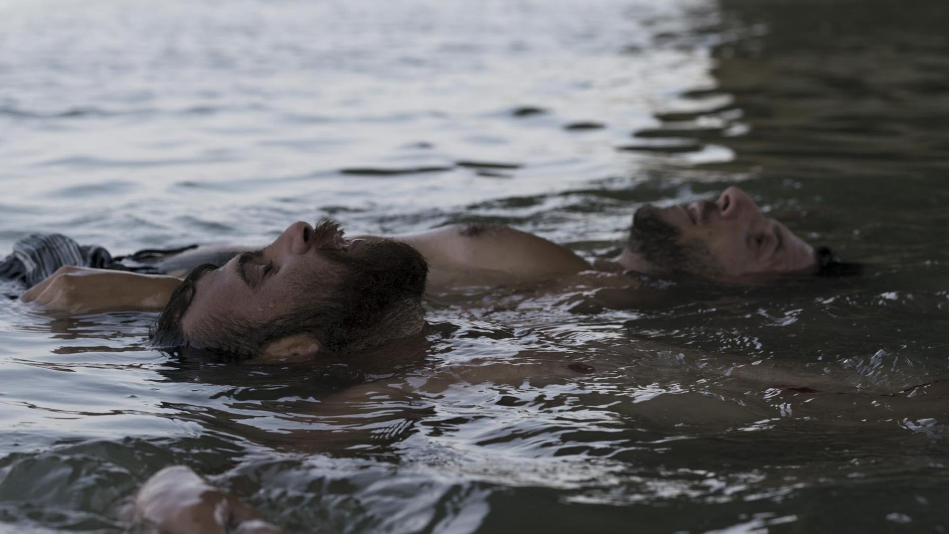 zwei Männer schwimmen im Wasser, Bild aus dem Film "Entre dos Aguas" zwei Männer schwimmen im Wasser, Bild aus dem Film "Entre dos Aguas"