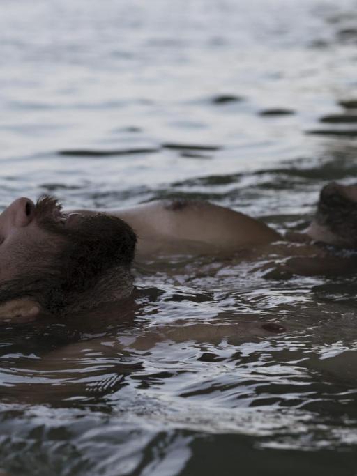zwei Männer schwimmen im Wasser, Bild aus dem Film "Entre dos Aguas"