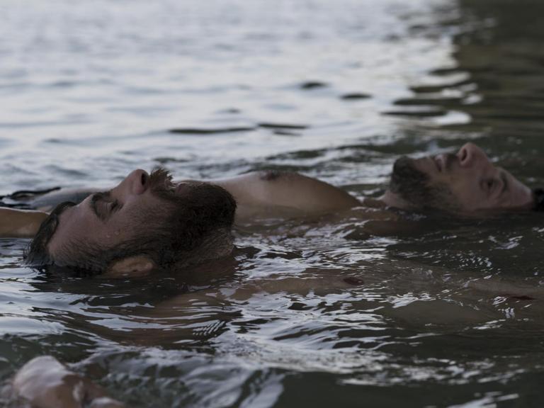 zwei Männer schwimmen im Wasser, Bild aus dem Film "Entre dos Aguas"