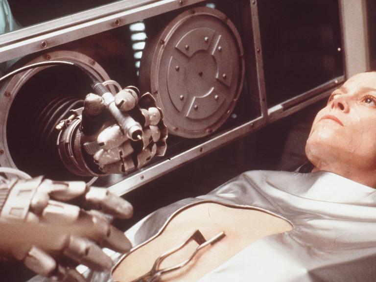 Eine Forschergruppe lässt Ellen Ripley in "Alien - Die Wiedergeburt" geklont auferstehen.