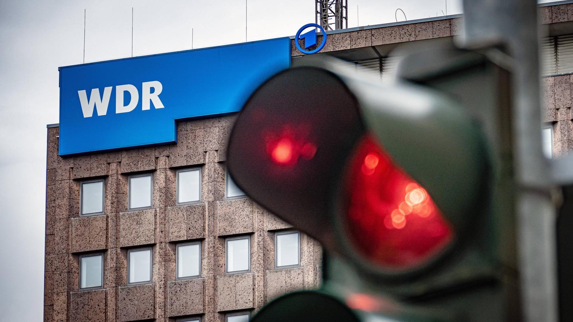 Vor dem WDR-Funkhaus leuchtet eine rote Ampel Vor dem WDR-Funkhaus leuchtet eine rote Ampel