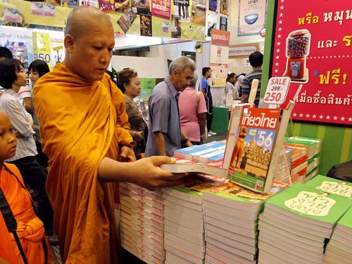 Ein Mönch und sein Schüler auf einer Buchmesse in Bangkok