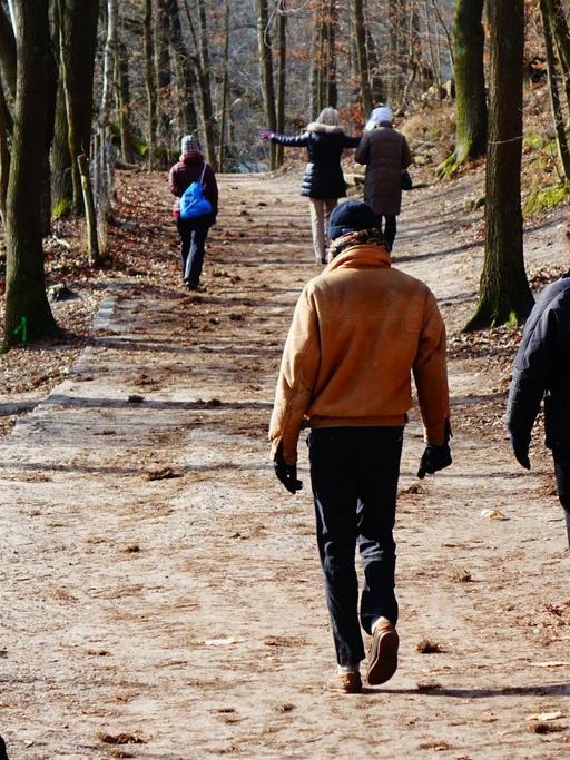 Menschen gehen am Uferweg im Berliner Stadtteil Steglitz-Zehlendorf spazieren.