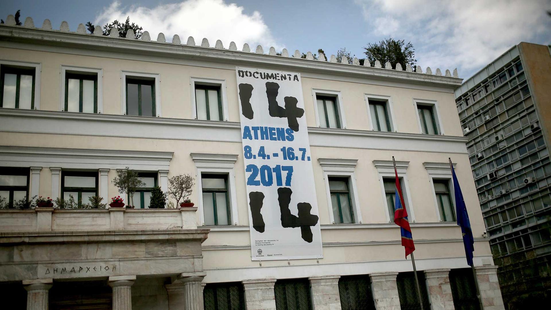 Ein Transparent wirbt am am Rathaus in Athen für die documenta 14. Die internationale Kunstausstellung war vom 08.04. bis 16.07.17 in Athen und vom 10.06. bis zum 17.09.17 in Kassel zu sehen. Ein Transparent wirbt am am Rathaus in Athen für die documenta 14. Die internationale Kunstausstellung war vom 08.04. bis 16.07.17 in Athen und vom 10.06. bis zum 17.09.17 in Kassel zu sehen.