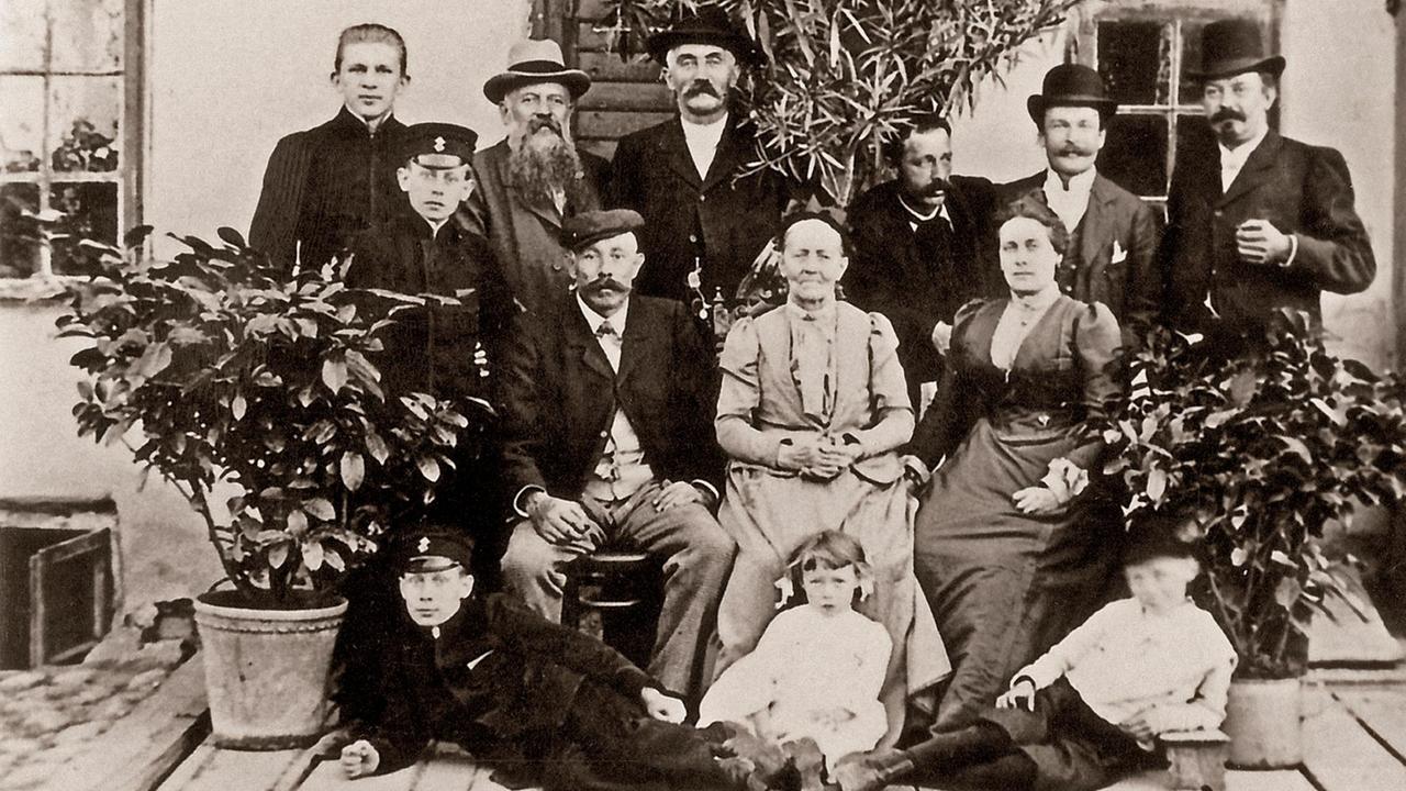 Familientreffen aus Anlass des 50. Geburtstags von Gottlob Luis Weigle. Von links in der mittleren Reihe: der Jubilar, seine Schwiegermutter Christina Daab und seine Frau Anna. Familientreffen aus Anlass des 50. Geburtstags von Gottlob Luis Weigle. Von links in der mittleren Reihe: der Jubilar, seine Schwiegermutter Christina Daab und seine Frau Anna.