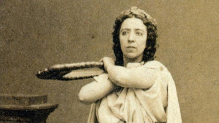 Historisches Foto von Pauline Viardot, die ein griechisches Gewand trägt und eine Lyra schultert. Historisches Foto von Pauline Viardot, die ein griechisches Gewand trägt und eine Lyra schultert.