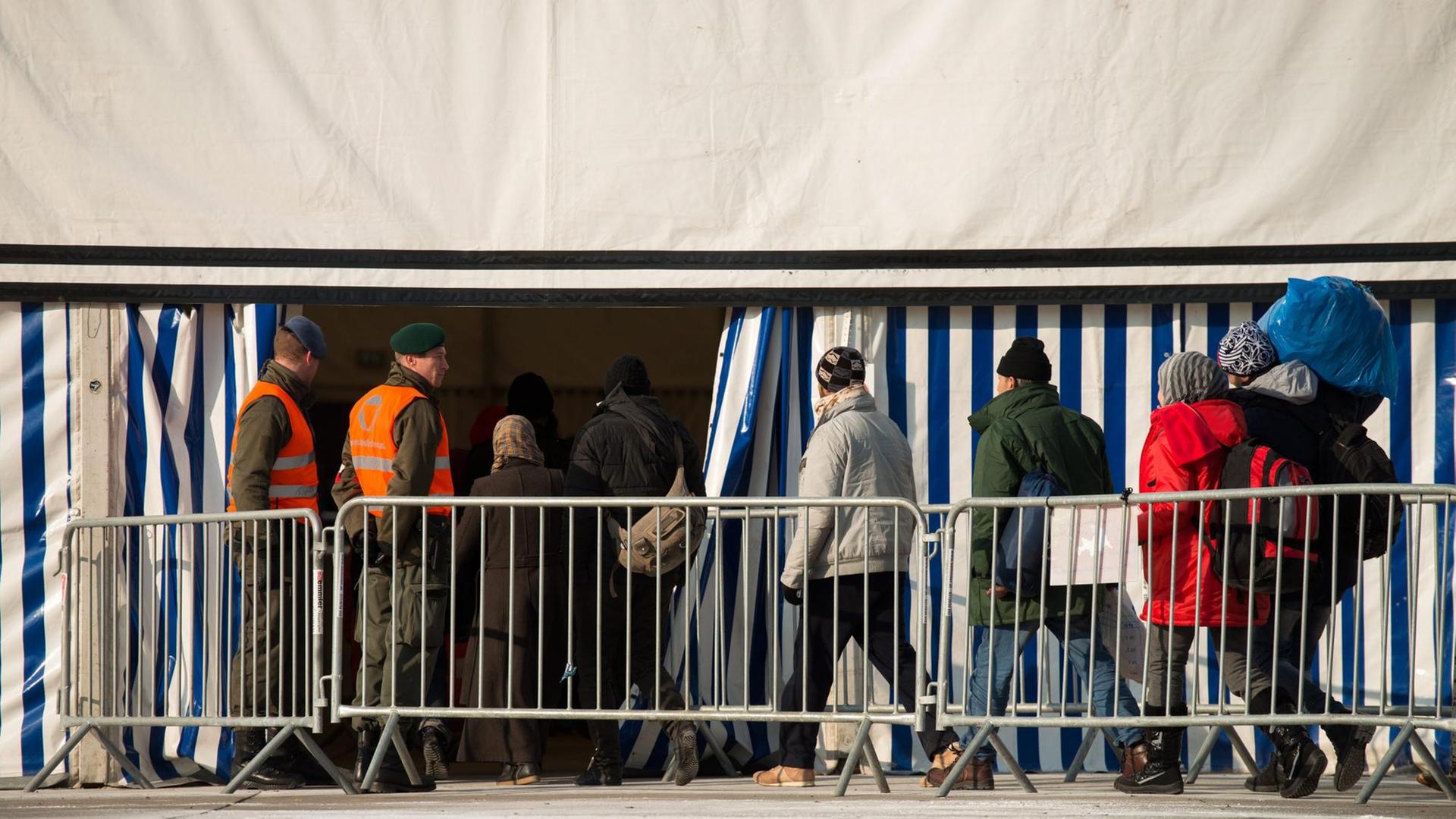 Flüchtlinge gehen in der Nähe der österreichisch-slowenischen Grenze bei Spielfeld in ein Zelt Flüchtlinge gehen in der Nähe der österreichisch-slowenischen Grenze bei Spielfeld in ein Zelt