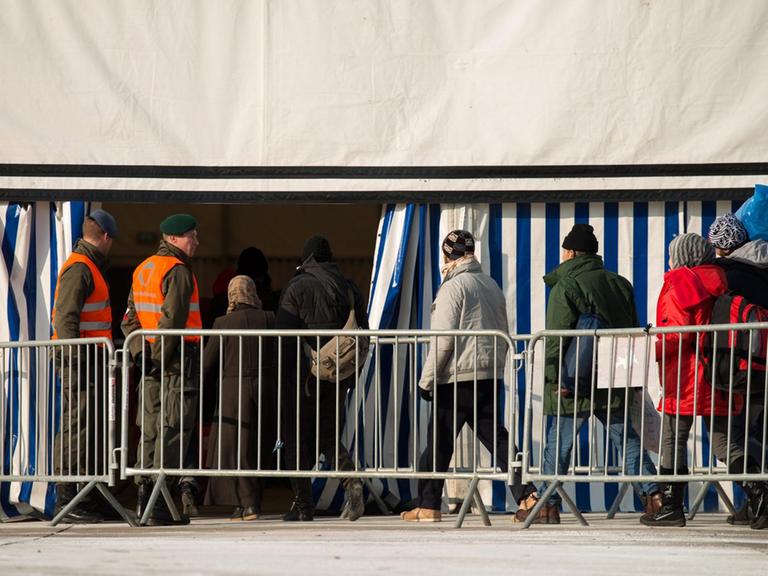 Flüchtlinge gehen in der Nähe der österreichisch-slowenischen Grenze bei Spielfeld in ein Zelt