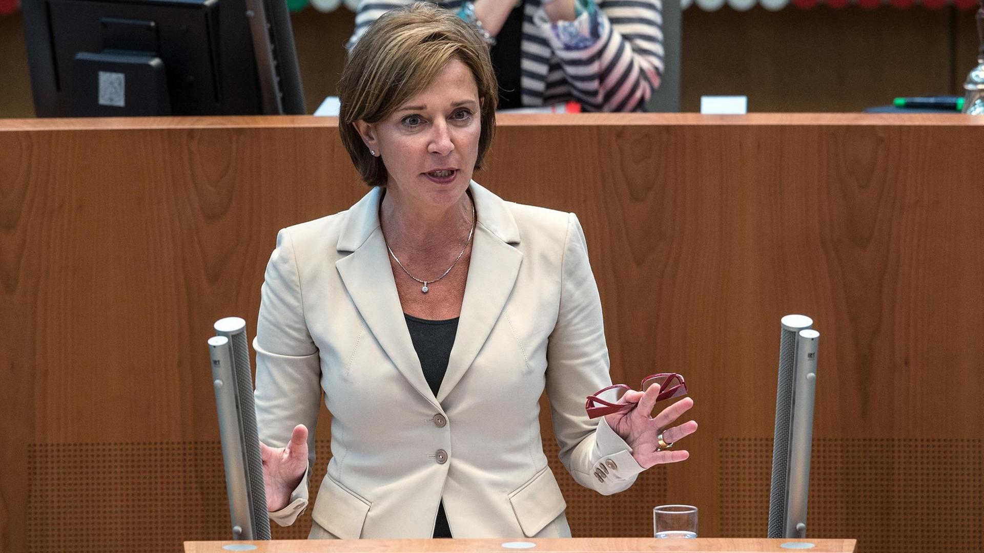 Die nordrhein-westfälische Schulministerin Yvonne Gebauer (FDP) spricht am 12.07.2017 in Düsseldorf (Nordrhein-Westfalen) im Landtag. Die nordrhein-westfälische Schulministerin Yvonne Gebauer (FDP) spricht am 12.07.2017 in Düsseldorf (Nordrhein-Westfalen) im Landtag.