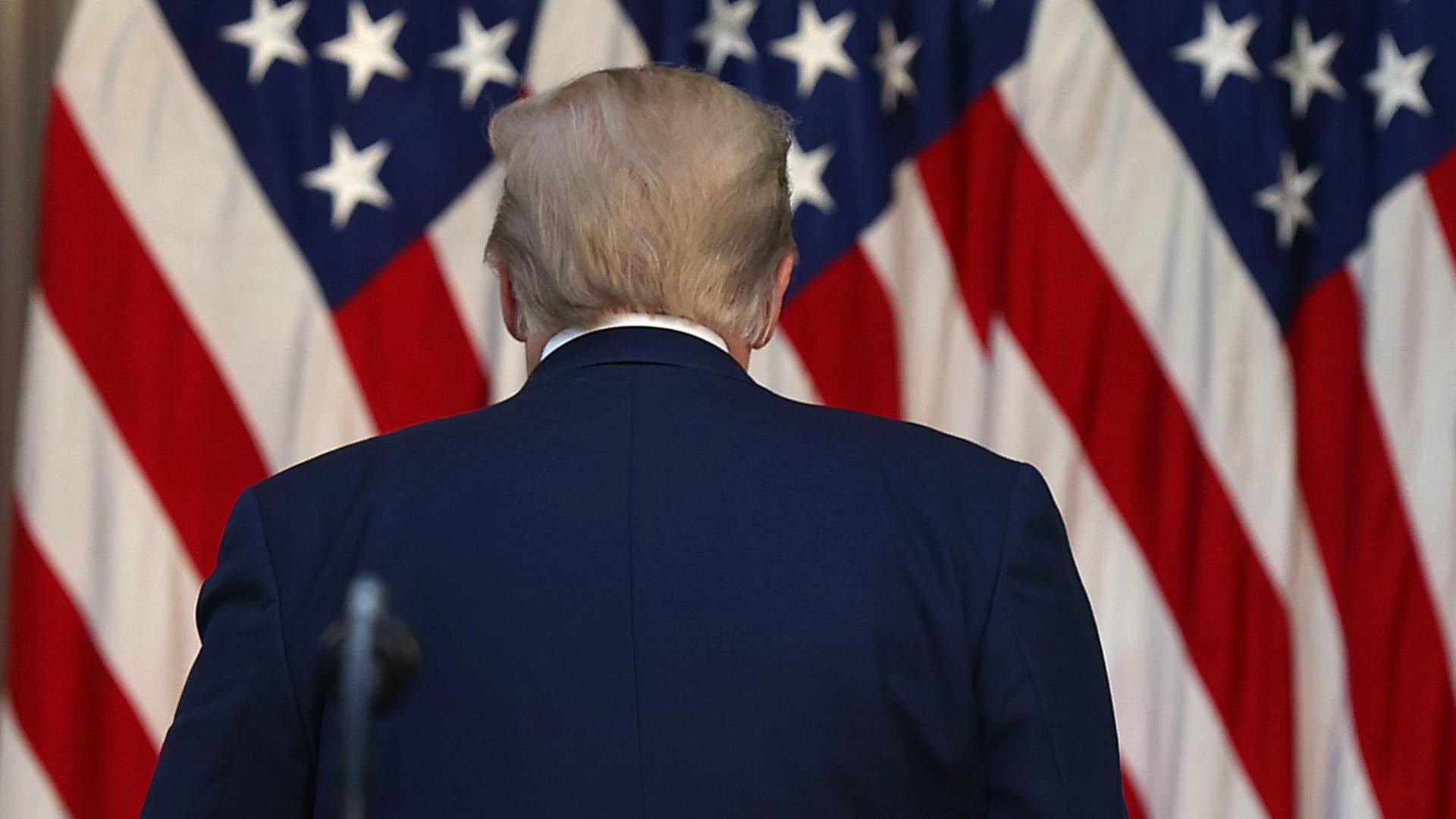 Donald Trump bei seinem Abgang nach einer Pressekonferenz im Weißen Haus Donald Trump bei seinem Abgang nach einer Pressekonferenz im Weißen Haus