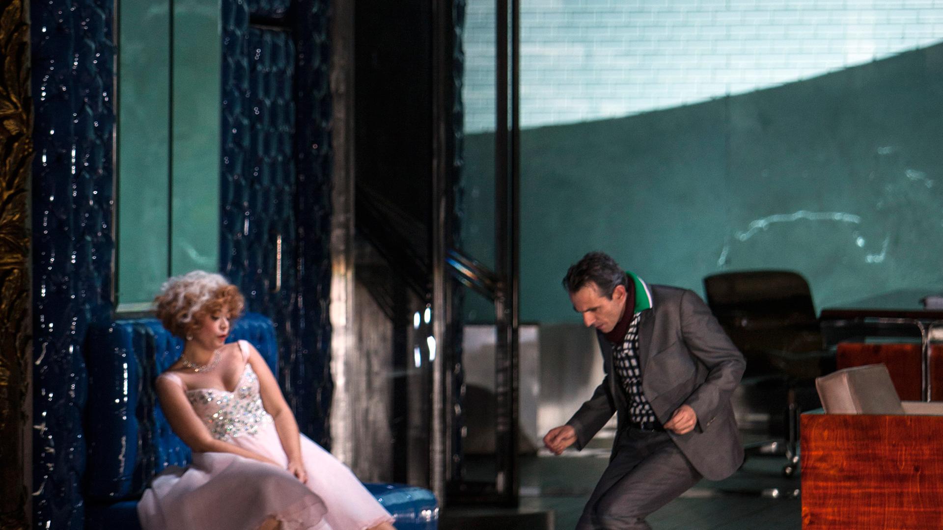 Mathevet (Zerlina) und Jean-Sebastian Bou (Don Giovanni) bei der Aufführung in der Brüssler Oper Mathevet (Zerlina) und Jean-Sebastian Bou (Don Giovanni) bei der Aufführung in der Brüssler Oper