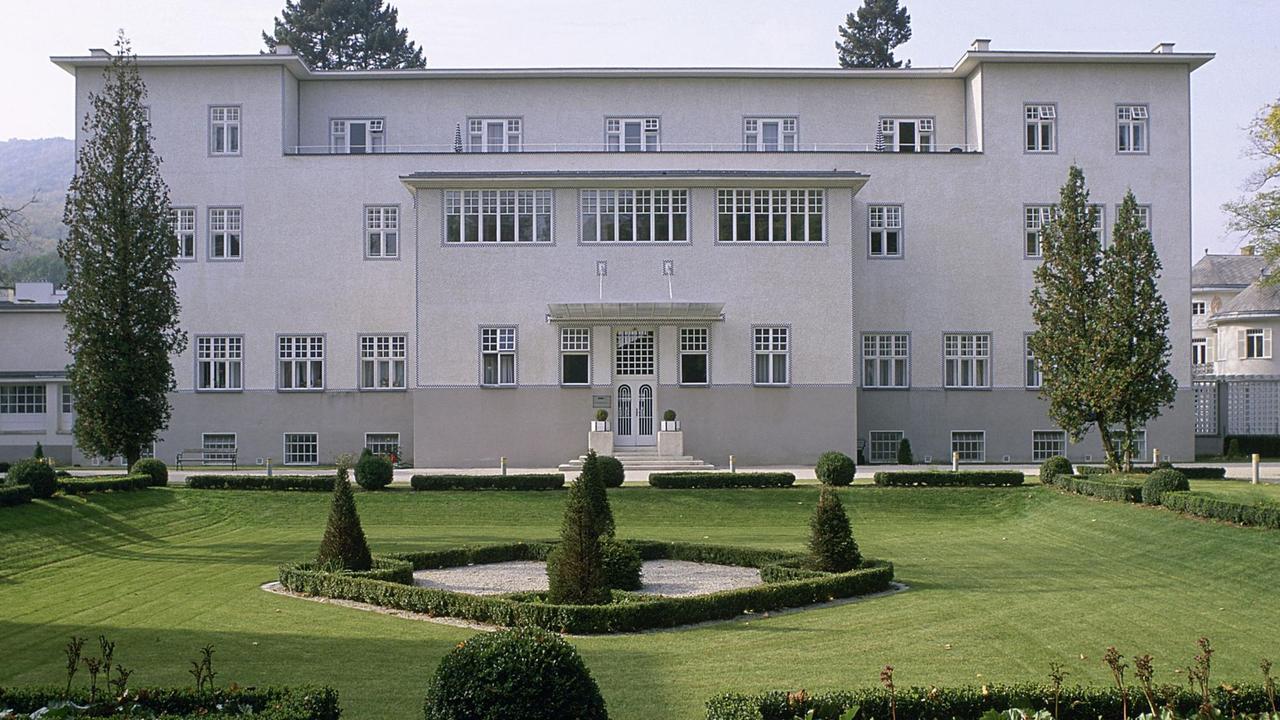Außenansicht des  Sanatoriums Purkersdorf samt Kurpark. Das von Josef Hoffmann entworfene  Gebäude gilt als herausragendes Beispiel für Architektur im Stile der Wiener Secession