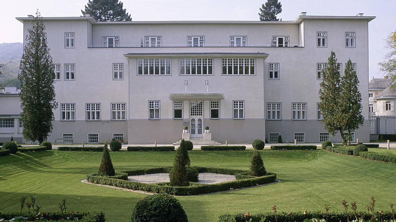 Außenansicht des Sanatoriums Purkersdorf samt Kurpark. Das von Josef Hoffmann entworfene Gebäude gilt als herausragendes Beispiel für Architektur im Stile der Wiener Secession Außenansicht des Sanatoriums Purkersdorf samt Kurpark. Das von Josef Hoffmann entworfene Gebäude gilt als herausragendes Beispiel für Architektur im Stile der Wiener Secession