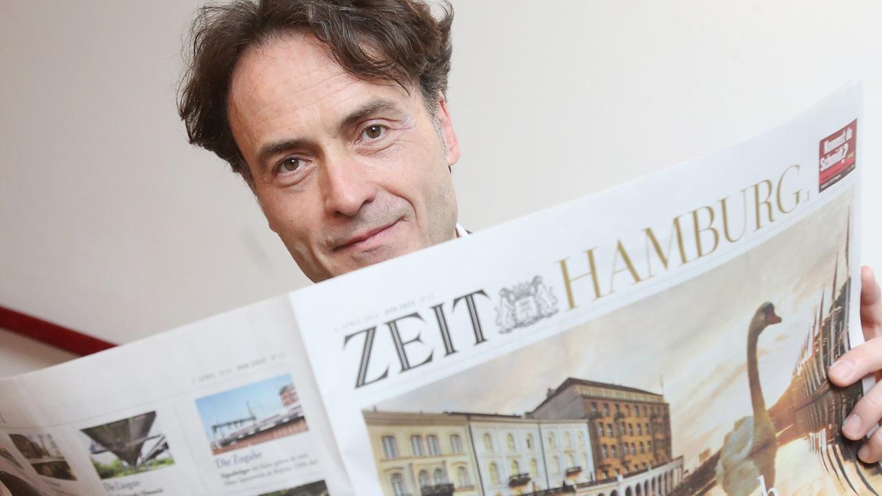 Der Chefredakteur der Wochenzeitung "Die Zeit", Giovanni di Lorenzo, hält am 02.04.2014 im Schauspielhaus in Hamburg eine "Zeit"-Ausgabe mit einem Lokalteil für Hamburg. Die "Zeit" erscheint am 3. April erstmals mit einem Lokalteil für Hamburg. Der Chefredakteur der Wochenzeitung "Die Zeit", Giovanni di Lorenzo, hält am 02.04.2014 im Schauspielhaus in Hamburg eine "Zeit"-Ausgabe mit einem Lokalteil für Hamburg. Die "Zeit" erscheint am 3. April erstmals mit einem Lokalteil für Hamburg.