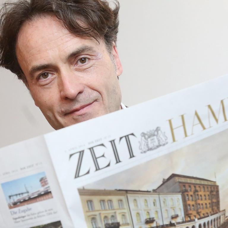Der Chefredakteur der Wochenzeitung "Die Zeit", Giovanni di Lorenzo, hält am 02.04.2014 im Schauspielhaus in Hamburg eine "Zeit"-Ausgabe mit einem Lokalteil für Hamburg. Die "Zeit" erscheint am 3. April erstmals mit einem Lokalteil für Hamburg.