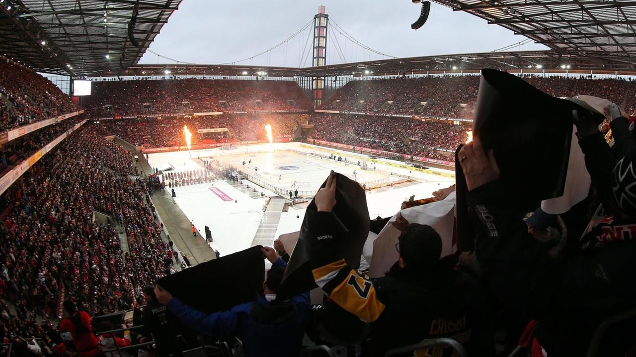 Das DEL Winter Game zwischen den Kölner Haien und der Düsseldorfer EG im Stadion des 1.FC Köln. Das DEL Winter Game zwischen den Kölner Haien und der Düsseldorfer EG im Stadion des 1.FC Köln.