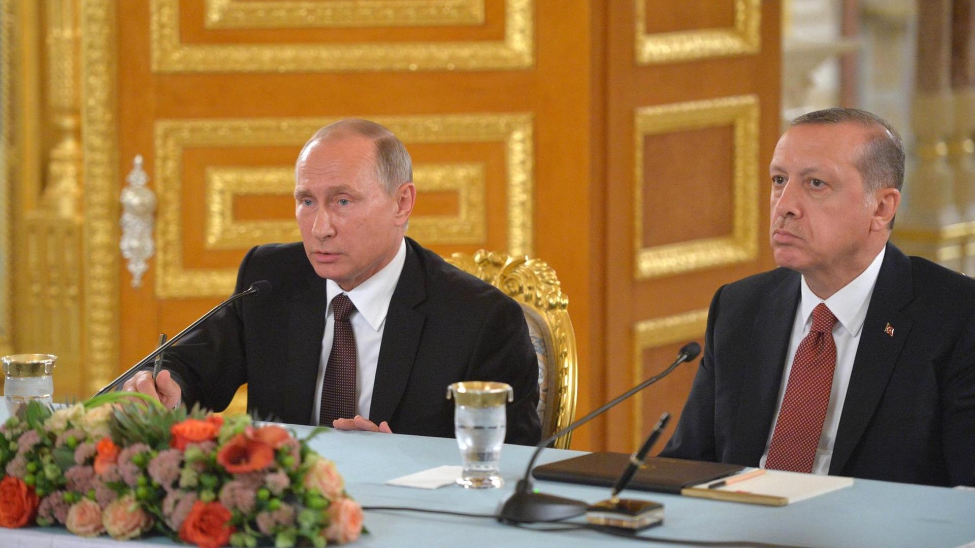 Russlands Präsident Wladimir Putin und der türkische Präsident Recep Tayyip Erdogan auf dem Weltenergiekongress am 10.10.20916 in Istanbul. Russlands Präsident Wladimir Putin und der türkische Präsident Recep Tayyip Erdogan auf dem Weltenergiekongress am 10.10.20916 in Istanbul.