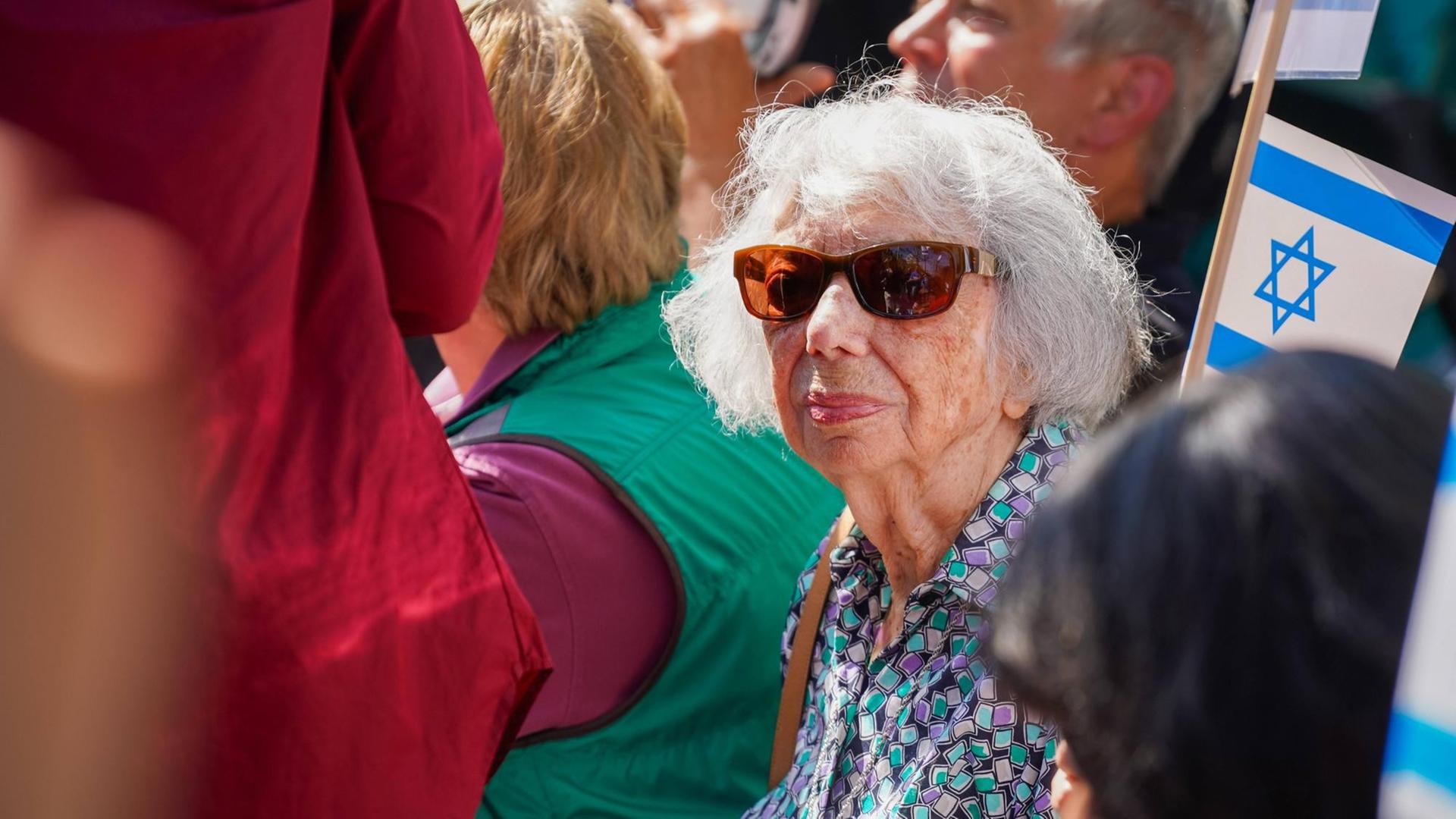 Pro Israel Veranstaltung am George-Grosz-Platz. Zu sehen ist Margot Friedländer als Teilnehmerin. Pro Israel Veranstaltung am George-Grosz-Platz. Zu sehen ist Margot Friedländer als Teilnehmerin.
