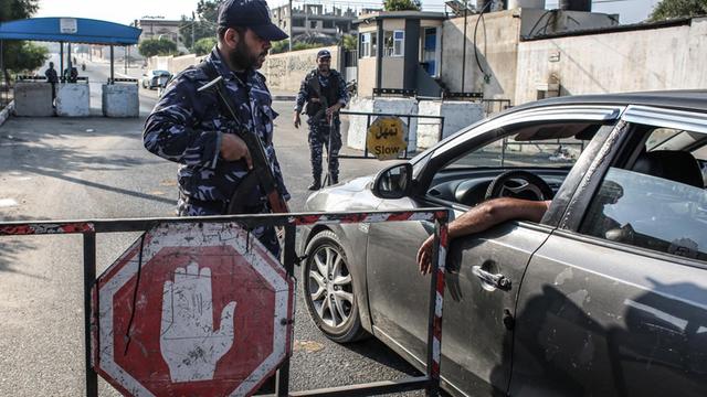 Sicherheitskräfte der Hamas stoppen ein Fahrzeug an einer Straßensperre im Gazastreifen.
