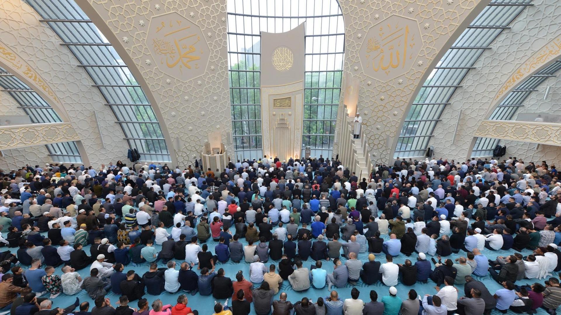 Menschen beten in der DITIB-Moschee in Köln.