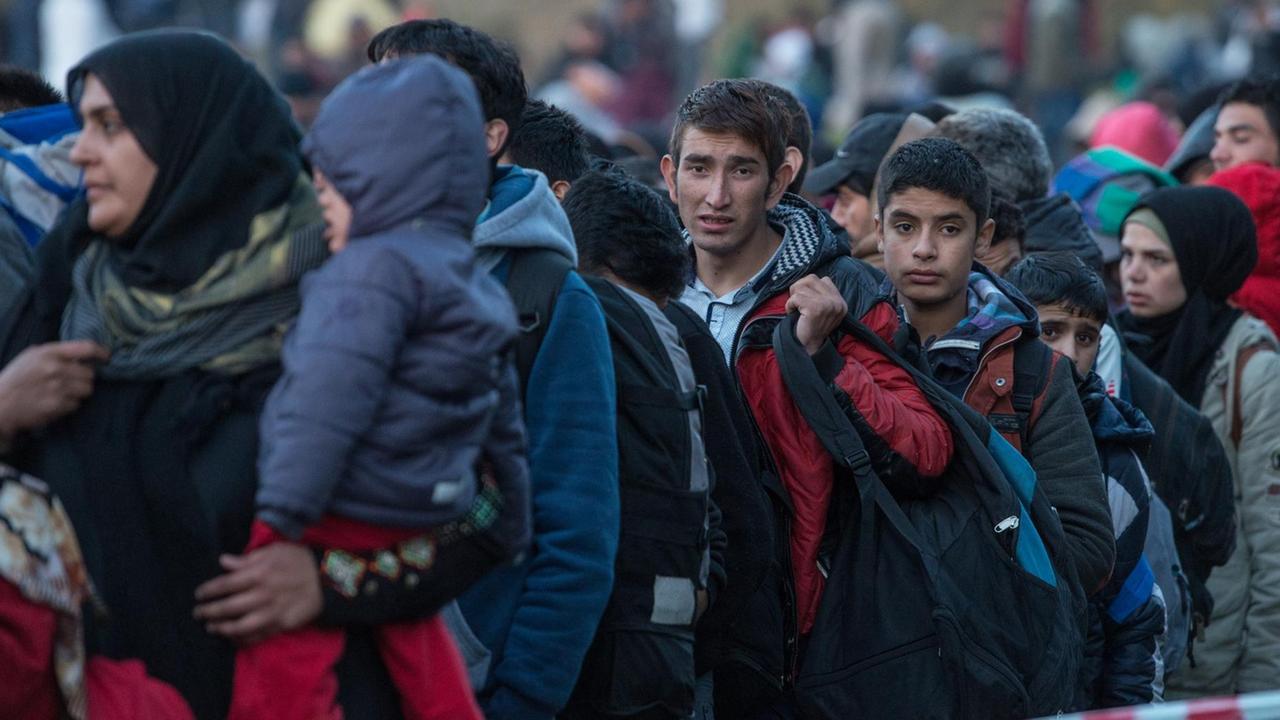 Flüchtlinge warten am 28.10.2015 an der deutsch-österreichischen Grenze in Österreich vor Wegscheid (Bayern) auf ihre Einreise nach Deutschland. Flüchtlinge warten am 28.10.2015 an der deutsch-österreichischen Grenze in Österreich vor Wegscheid (Bayern) auf ihre Einreise nach Deutschland.