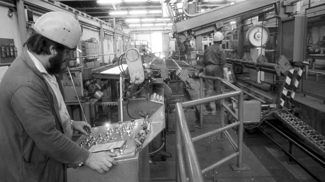 Ein Arbeiter an einer Steueranlage im VEB Berliner Metallhütten- und Halbzeugwerke im VEB Mansfeld Kombinat Wilhelm Pieck, am 01.09.1987. Hier in der Abteilung Rippenrohrfertigung werden Zulieferteile für die Kältetechnik gefertigt. Ein Arbeiter an einer Steueranlage im VEB Berliner Metallhütten- und Halbzeugwerke im VEB Mansfeld Kombinat Wilhelm Pieck, am 01.09.1987. Hier in der Abteilung Rippenrohrfertigung werden Zulieferteile für die Kältetechnik gefertigt.